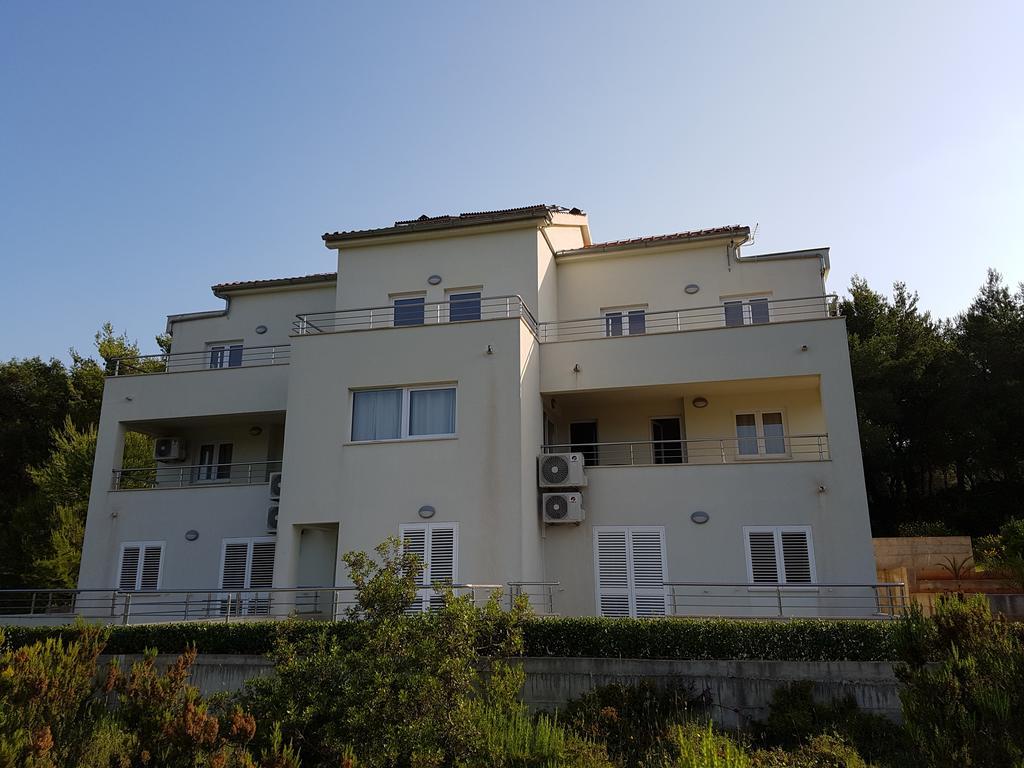 Apartments Villa Maslinica Vrboska Exterior photo